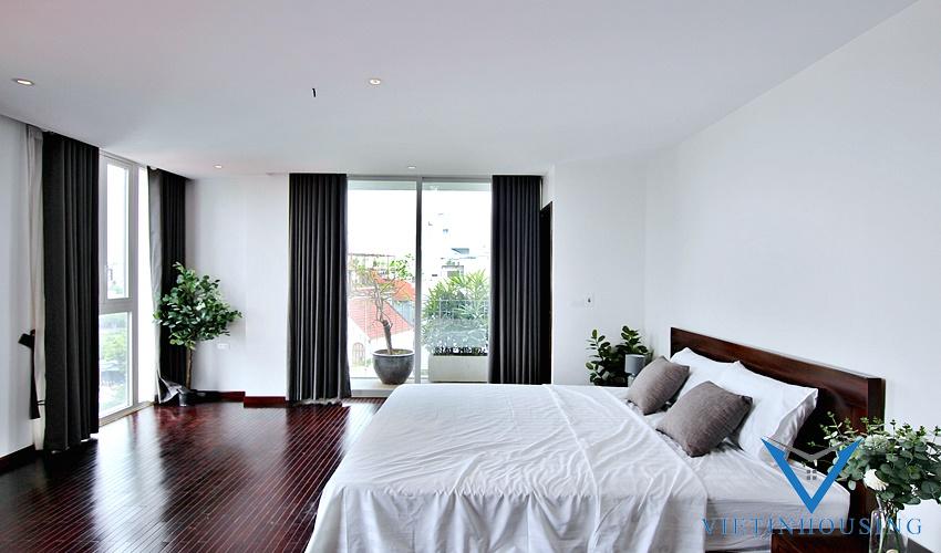 Stunning lake view three bedrooms apartment for rent on Au Co street, Tay Ho
