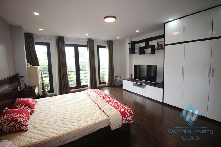 Spacious, good natural light studio for rent in Doi Can alley, Ba Dinh, Hanoi