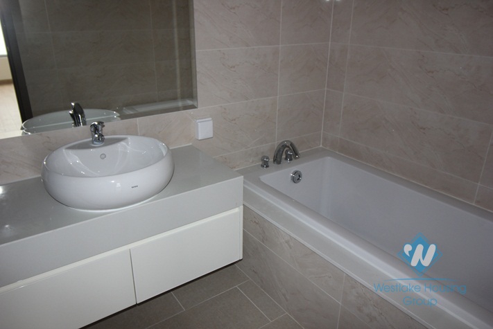 Unfurnished and bright apartment for rent in Vinhome Garden-My Dinh area 
