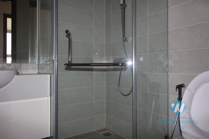 Unfurnished and bright apartment for rent in Vinhome Garden-My Dinh area 