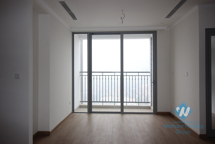 Unfurnished and bright apartment for rent in Vinhome Garden-My Dinh area 