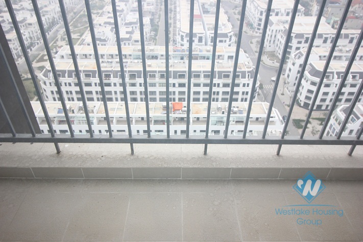 Unfurnished and bright apartment for rent in Vinhome Garden-My Dinh area 
