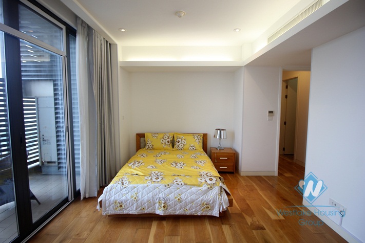 Bright and spacious apartment in IPH building for rent 
