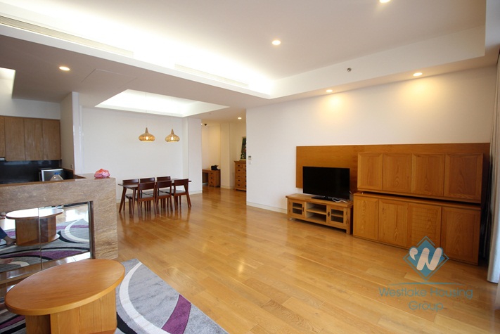 Bright and spacious apartment in IPH building for rent 
