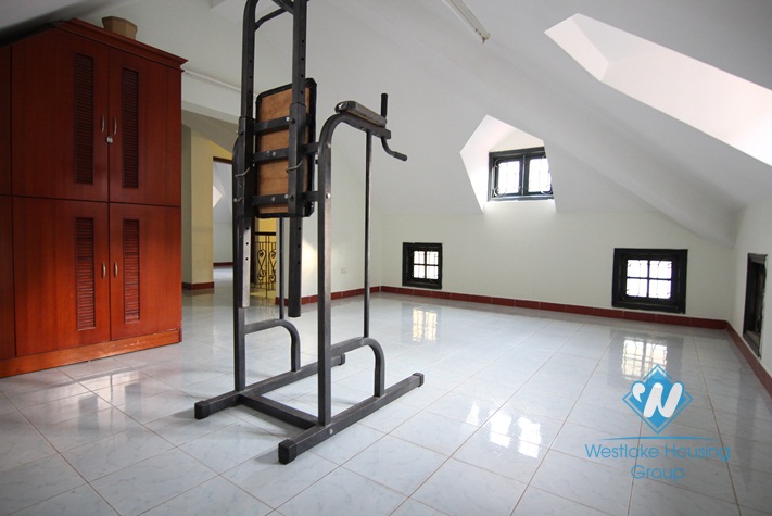 Garden house with car parking for rent in Tay Ho area 