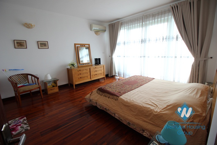 Gorgeous lakeview apartment for rent in Truc Bach, Ba Dinh