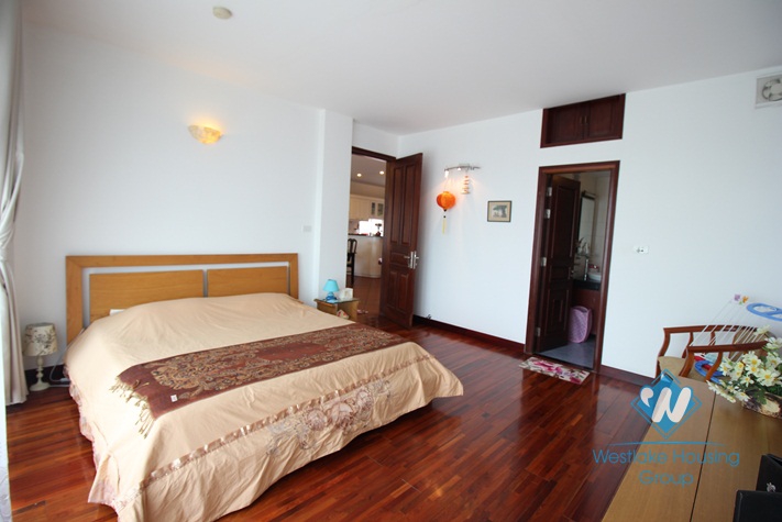 Gorgeous lakeview apartment for rent in Truc Bach, Ba Dinh