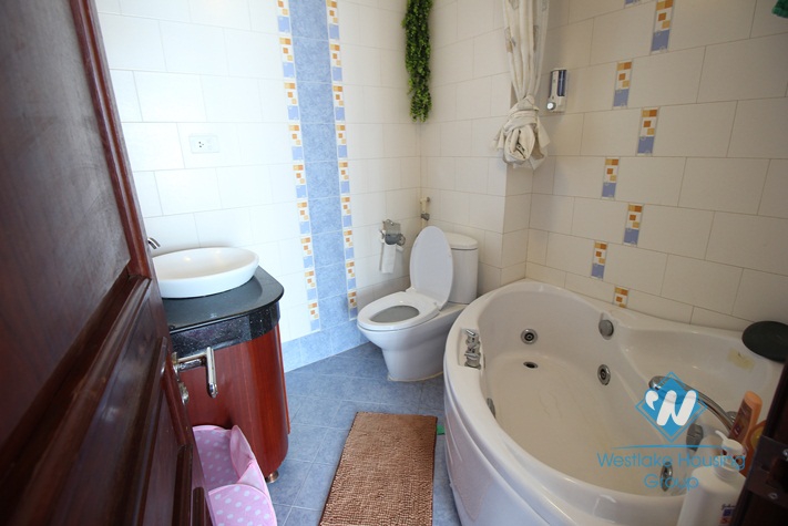 Gorgeous lakeview apartment for rent in Truc Bach, Ba Dinh