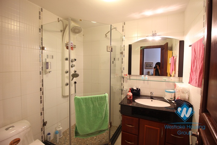 Gorgeous lakeview apartment for rent in Truc Bach, Ba Dinh
