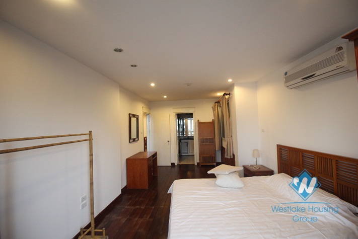 03 bedrooms apartment for rent in Truc Bach area, Ba Dinh district 