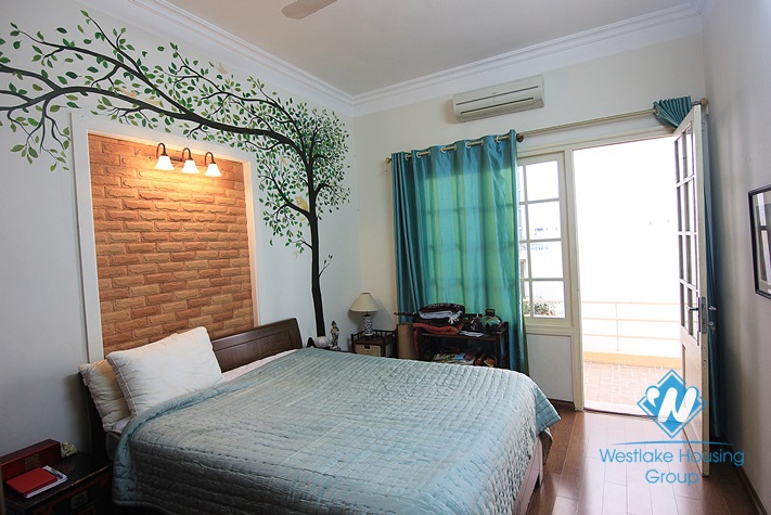 02 bedrooms house with courty yard for rent in Tay Ho area