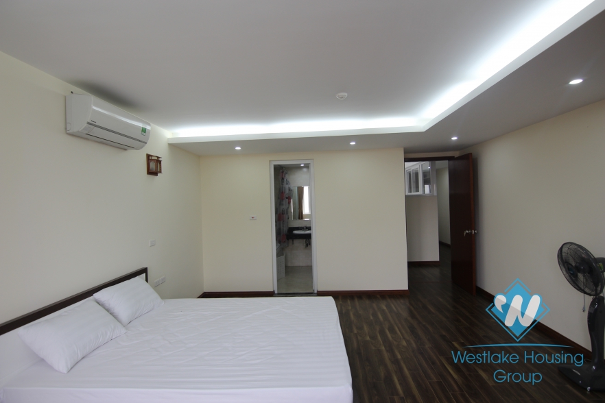 Big three bedrooms apartment for rent in Xuan dieu st, Tay Ho area 