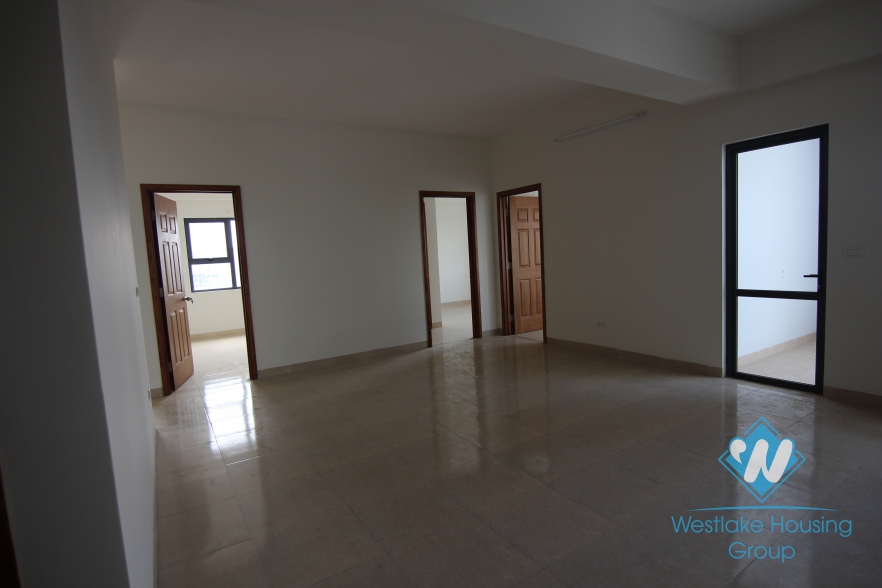Unfurnished three bedrooms apartment for rent in Thanh Xuan district