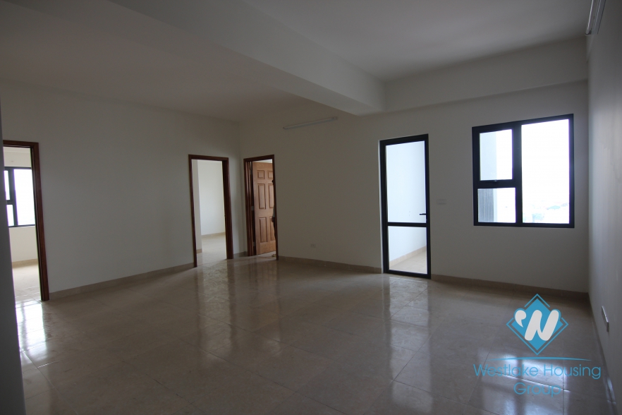 Unfurnished three bedrooms apartment for rent in Thanh Xuan district