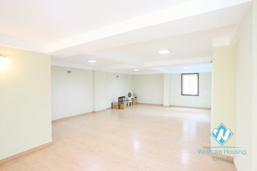 Spacious office for rent in Yen Phu Street, Hanoi