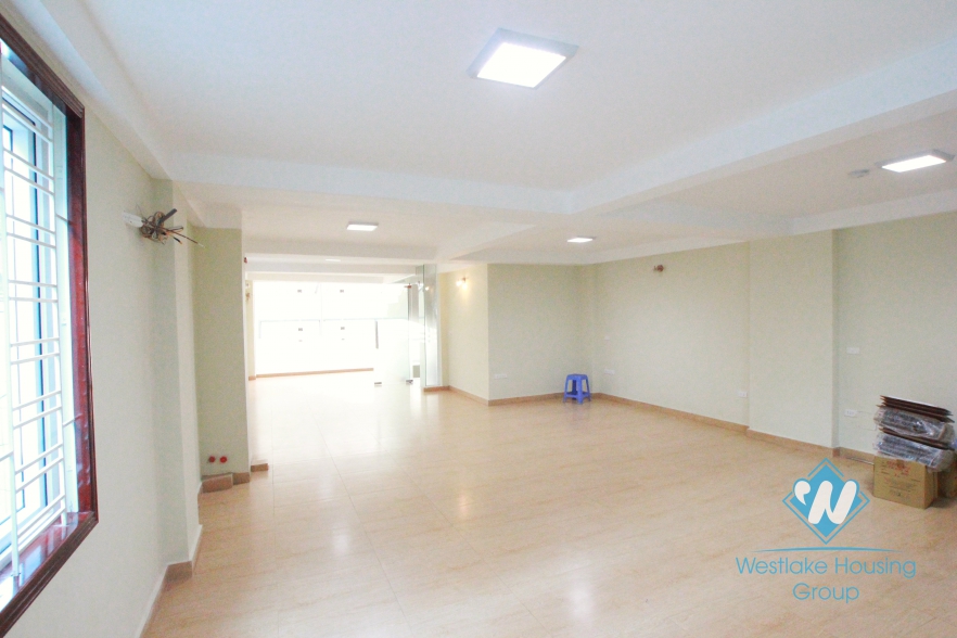 Spacious office for rent in Yen Phu Street, Hanoi