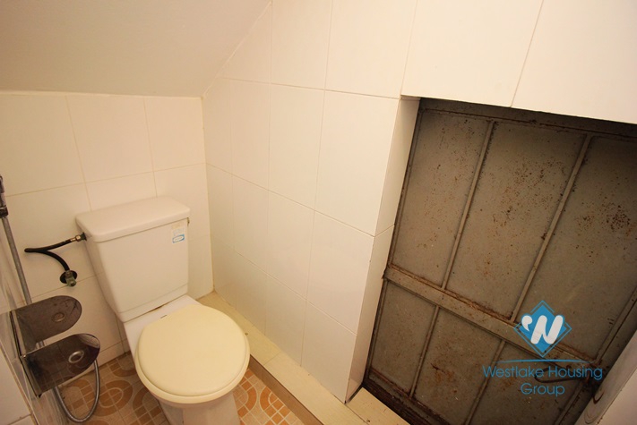 Beautiful house on the lake for rent in Yen Phu area, Tay Ho district 