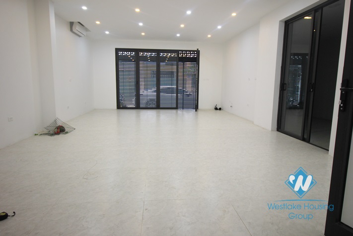 An official for rent in Lac Long Quan st, Tay Ho district, Hanoi