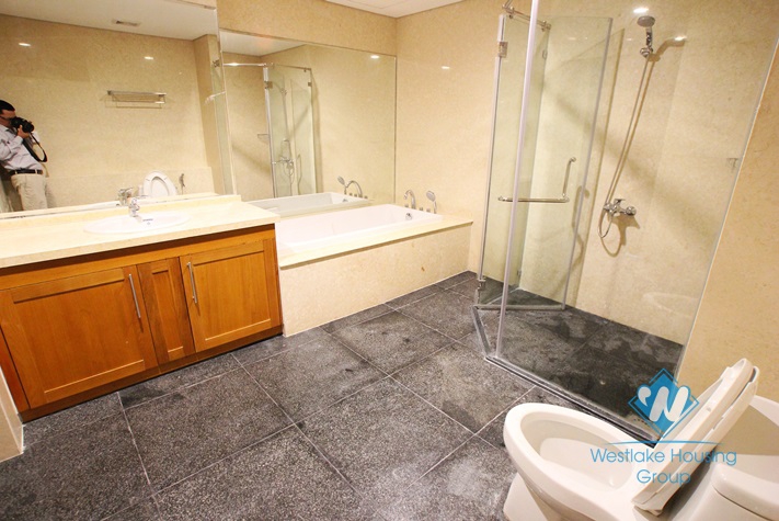 High quality apartment for rent in Royal city, Thanh Xuan district, Hanoi. Living space 130 sqm with 2 bedrooms, 2 bath rooms. Price for rent 1000 USD/month