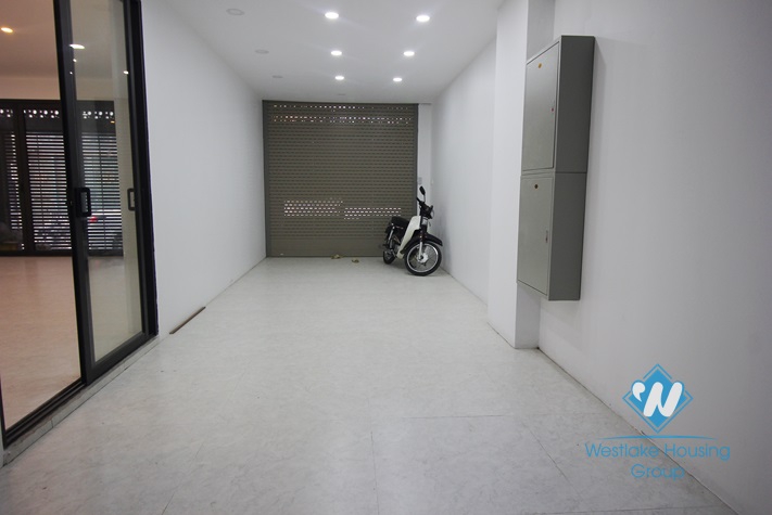 An official for rent in Lac Long Quan st, Tay Ho district, Hanoi