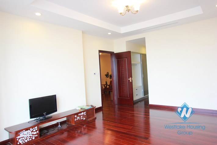Unfurnished apartment for rent in Royal city, Thanh Xuan, Hanoi