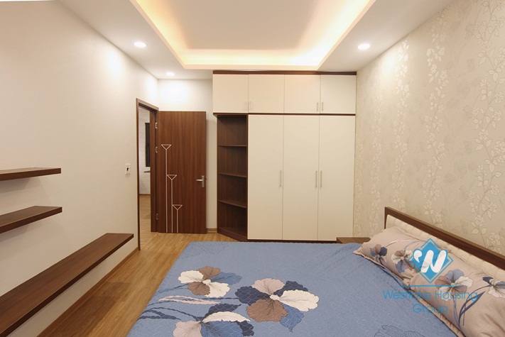 Tay Ho lake side spacious apartment for rent 