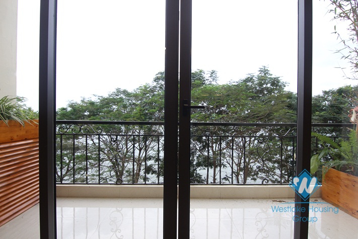 Tay Ho lake side spacious apartment for rent 