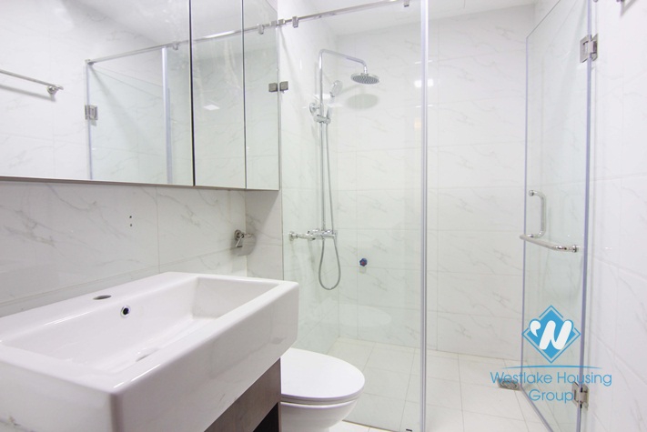 Tay Ho lake side spacious apartment for rent 