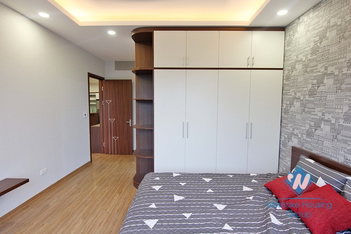 Tay Ho lake side spacious apartment for rent 