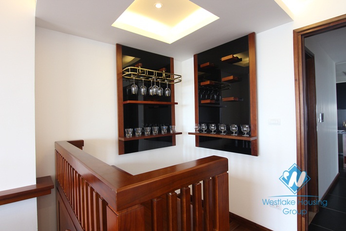 High floor lake front apartment for rent in Tay Ho