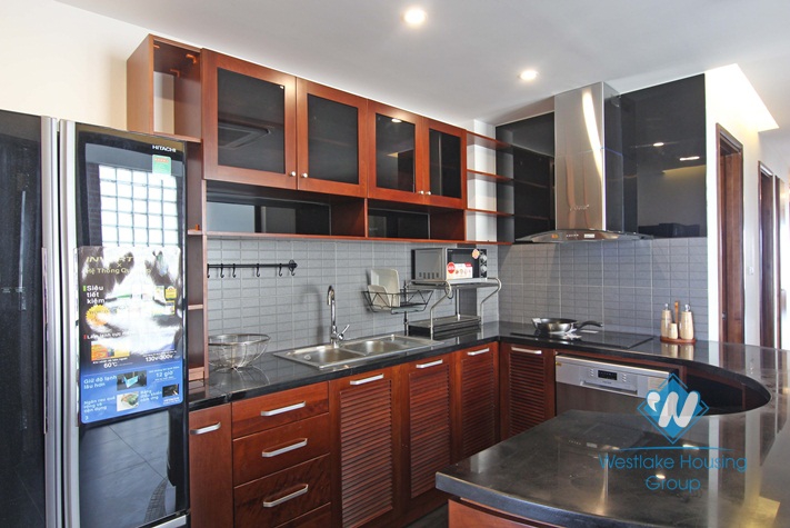 High floor lake front apartment for rent in Tay Ho