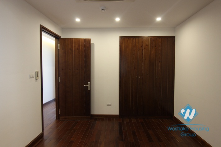 High floor lake front apartment for rent in Tay Ho