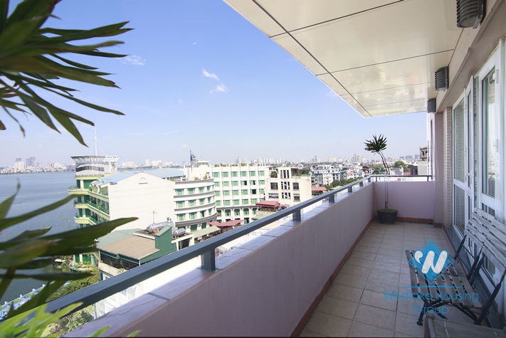 Wonderful lake view apartment for rent on Yen Phu, Tay Ho