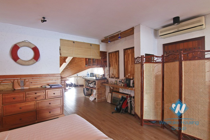 Wonderful lake view apartment for rent on Yen Phu, Tay Ho