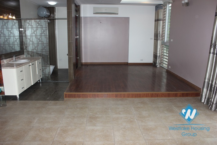 Lake view house for rent in Dang Thai Mai st, Tay ho, Ha Noi