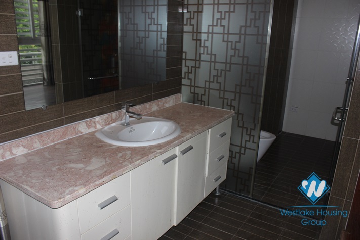 Lake view house for rent in Dang Thai Mai st, Tay ho, Ha Noi