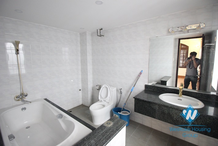 Nice unfurnished house for rent  in Tay Ho area 