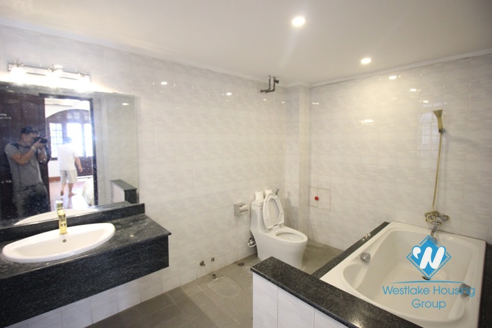 Nice unfurnished house for rent  in Tay Ho area 