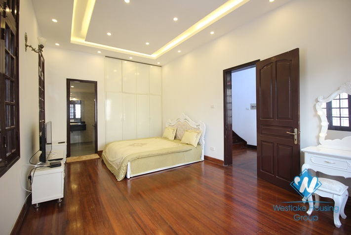 Nice unfurnished house for rent  in Tay Ho area 