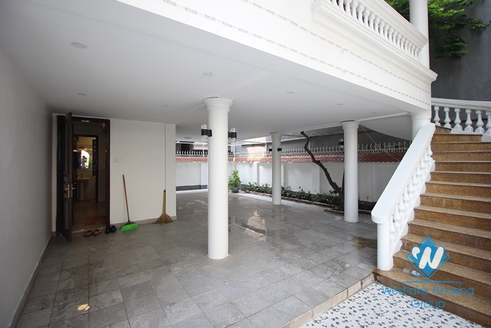 Nice unfurnished house for rent  in Tay Ho area 