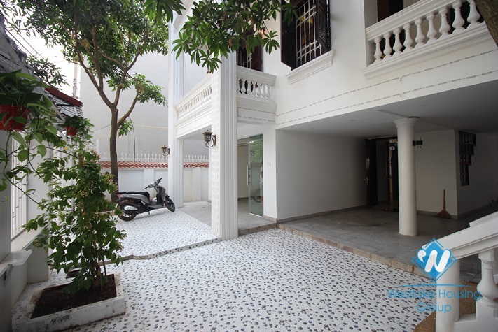 Nice unfurnished house for rent  in Tay Ho area 