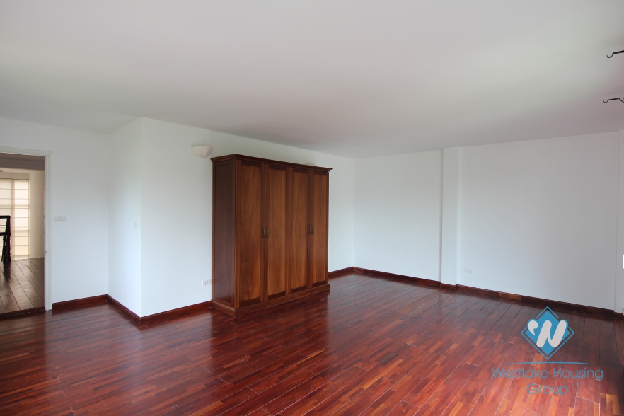 Big house with nice garden for rent in Tay Ho, Ha Noi