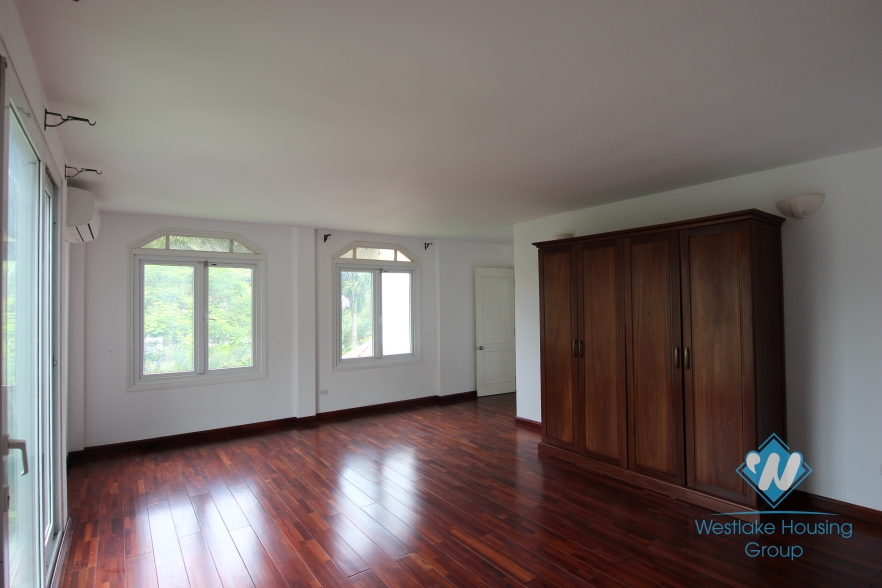 Big house with nice garden for rent in Tay Ho, Ha Noi