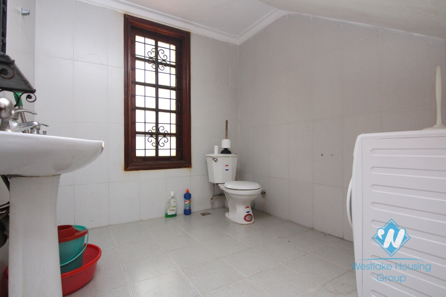 House with lake view balcony and patio for rent in Tay Ho