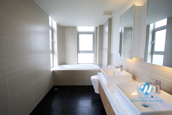 Beautiful and new apartment for rent in Water Mark building