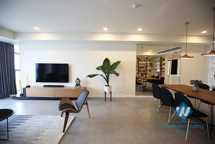 Beautiful and new apartment for rent in Water Mark building