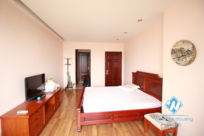 Nice and lake view apartment for rent in Ngoc Khanh Street, Ba Dinh, Hanoi.