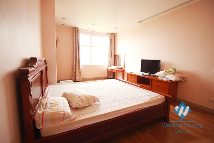 Nice and lake view apartment for rent in Ngoc Khanh Street, Ba Dinh, Hanoi.