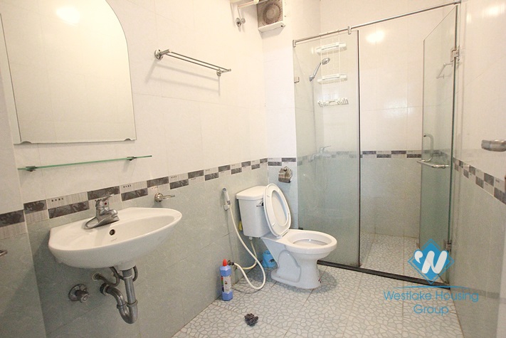 Cheap apartment for rent in Xuan Dieu, Tay Ho, Ha Noi 