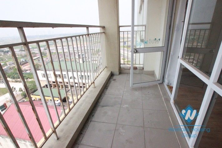 Cheap apartment with 03 bedrooms for rent in Lac Long Quan St, Tay Ho, Ha Noi